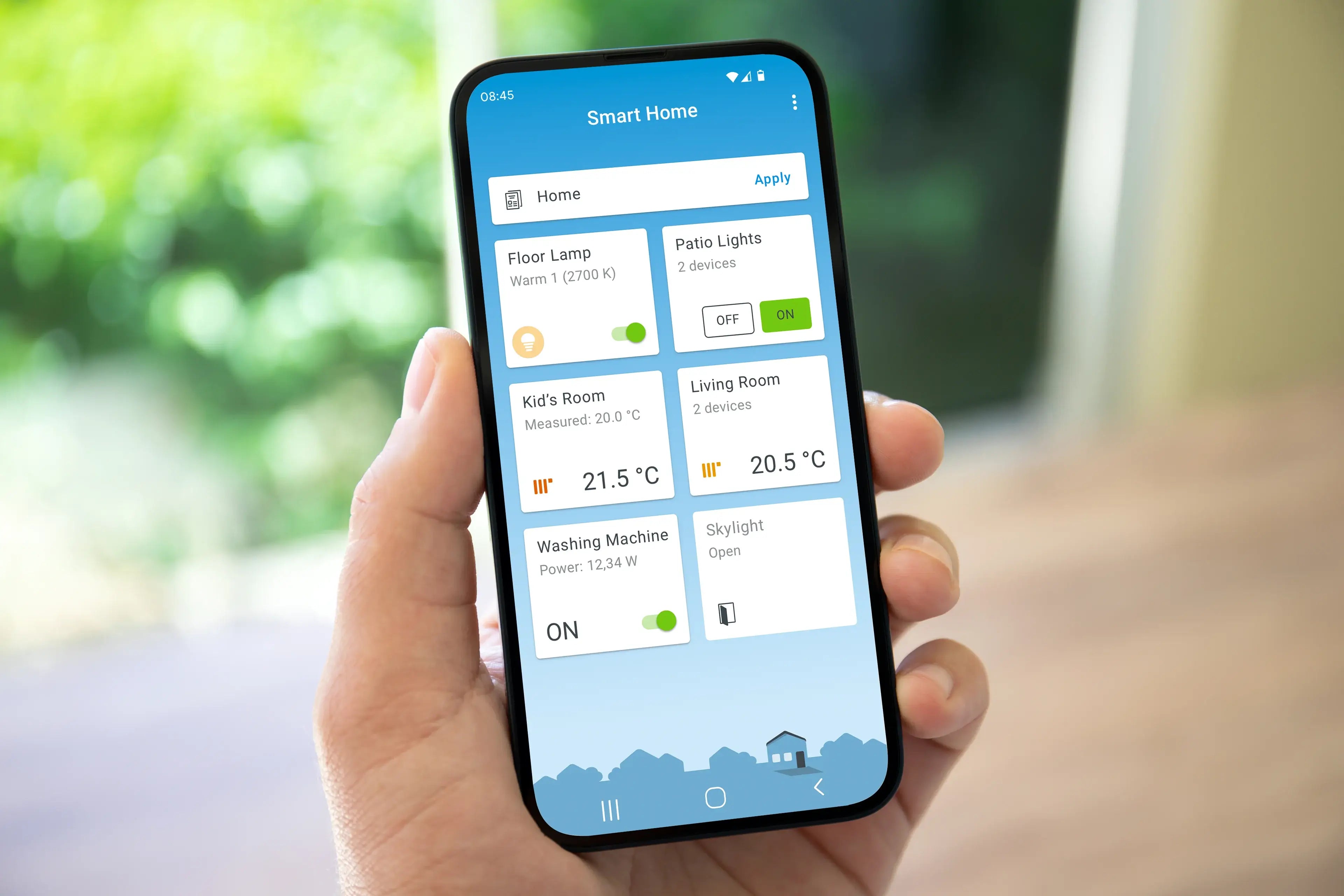 Bild eines Smartphones, das die Smart Home App zur Steuerung von Geräten und Klimaanlage zeigt.
