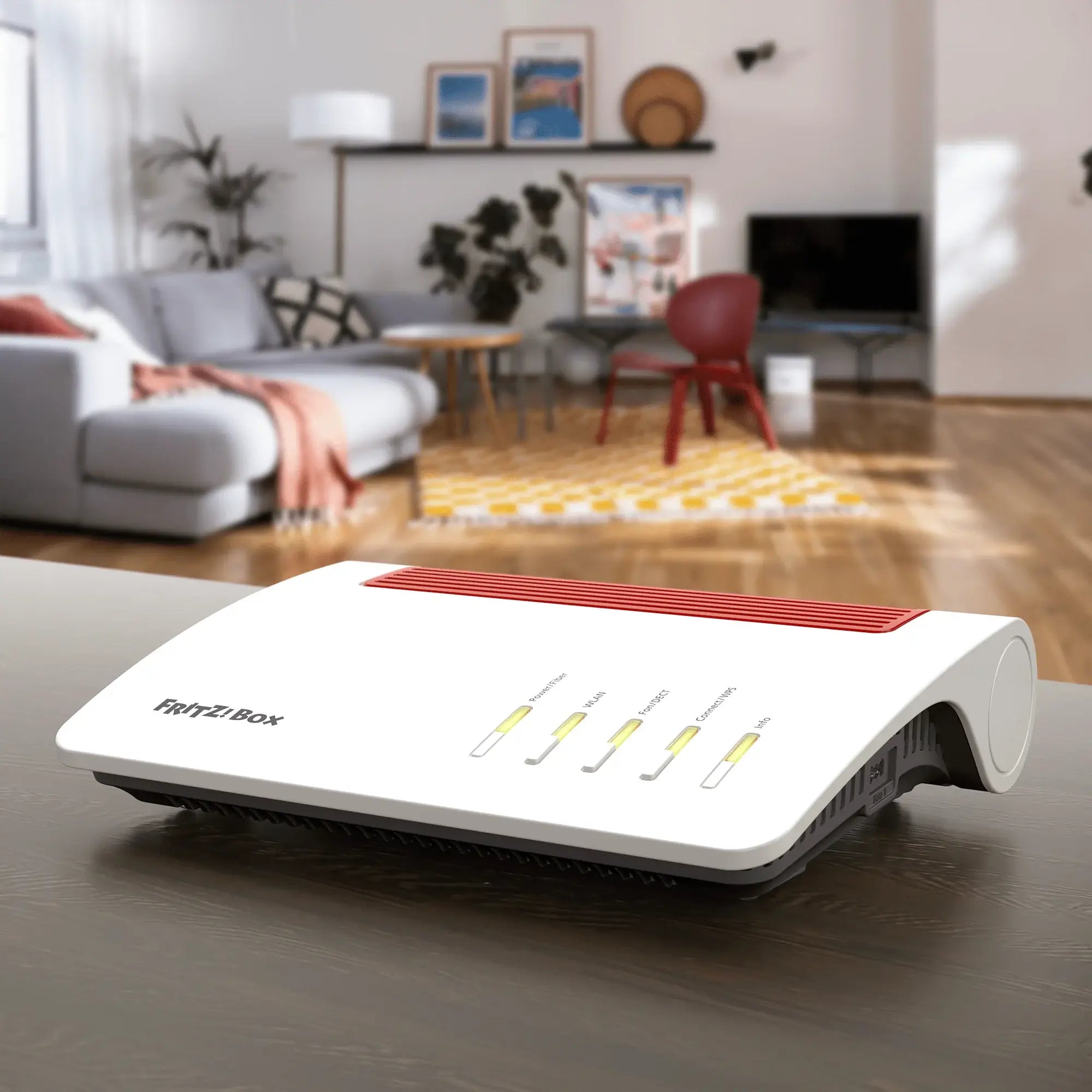 Modernes AVM FRITZ!Box Modem auf einem Tisch in einem stilvollen Wohnzimmer mit Möbeln im Hintergrund.