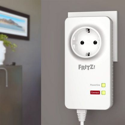 FRITZ!Powerline 1220 Netzwerkadapter mit Powerline und Connect-Statusanzeigen an der Wand.